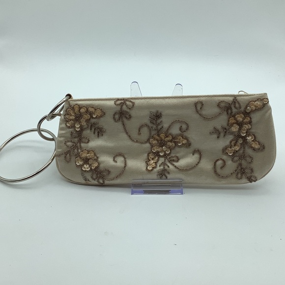unbranded Handbags - Chic Beige Floral Embroidered Wristlet